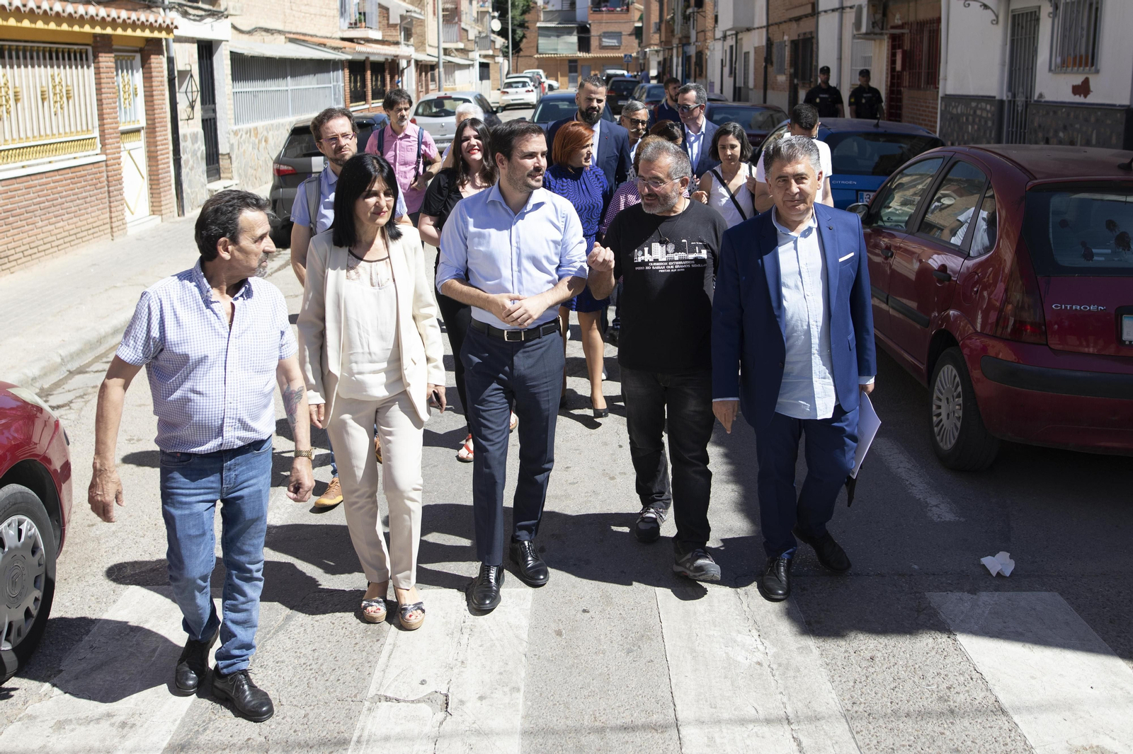 El ministro Alberto Garzón, esta mañana en la barriada de La Paz de Granada
