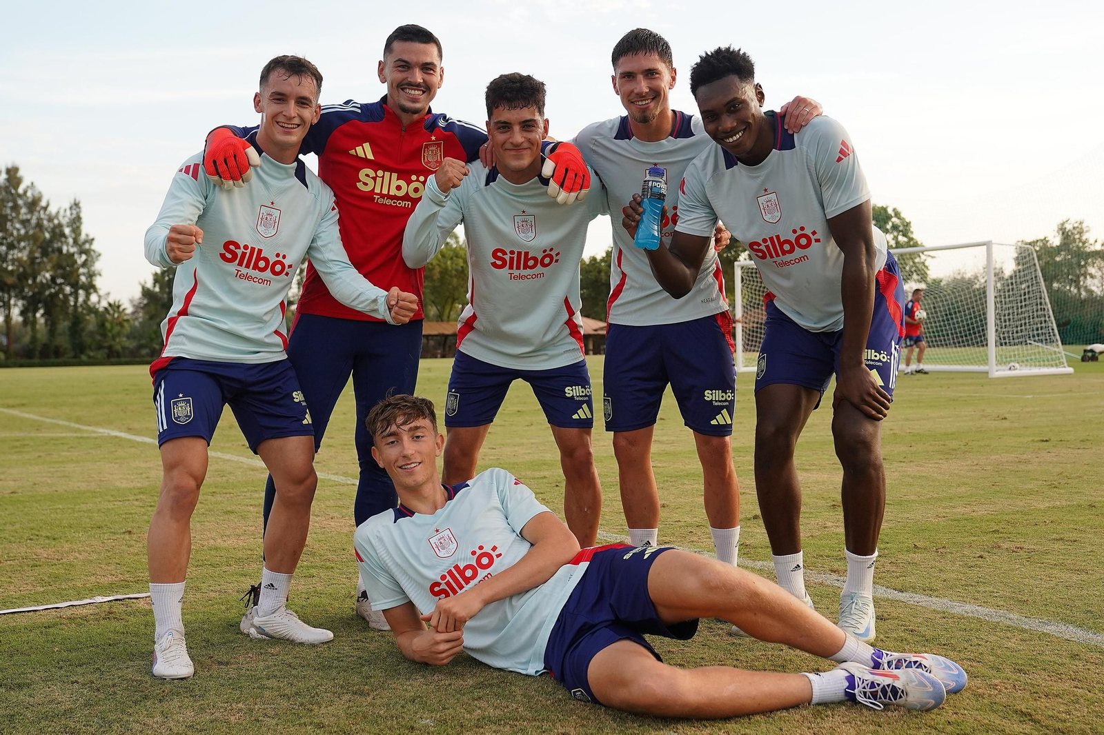 Dean Huijsen, con sus compañeros.