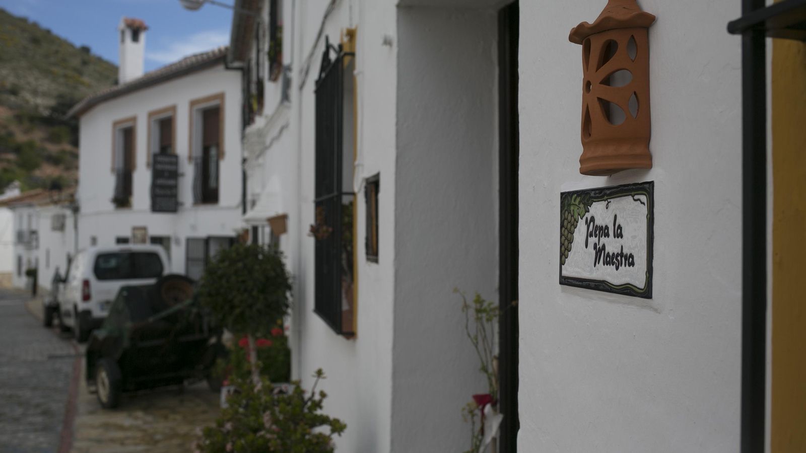 Las placas también descubren la profesión de las mujeres de Atajate.