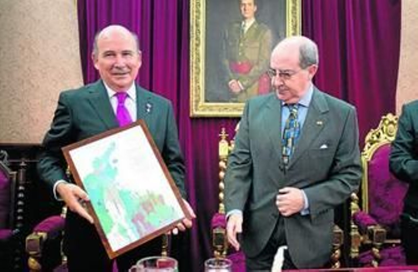 Julio Cuesta enseña el diploma ilustrado por Luis Gonzalo y entregado por Ignacio Moreno, a la derecha, presidente del Ateneo.