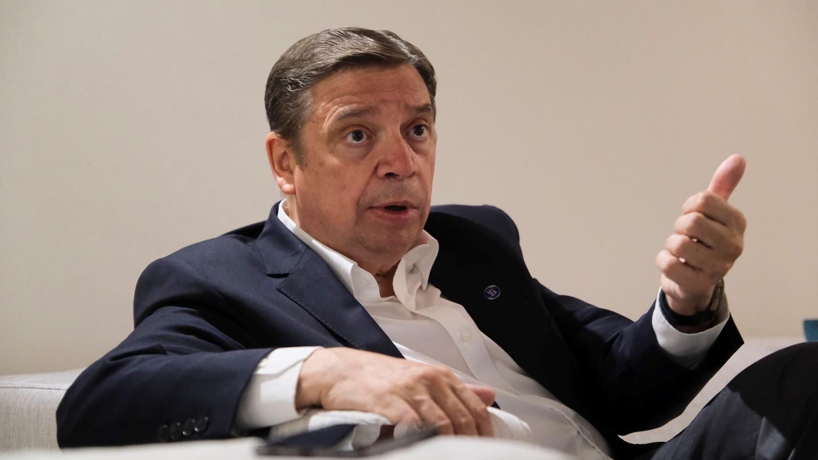 El ministro de Agricultura, Pesca y Alimentación, Luis Planas, durante la entrevista en el hotel Hospes Palacio del Bailío.