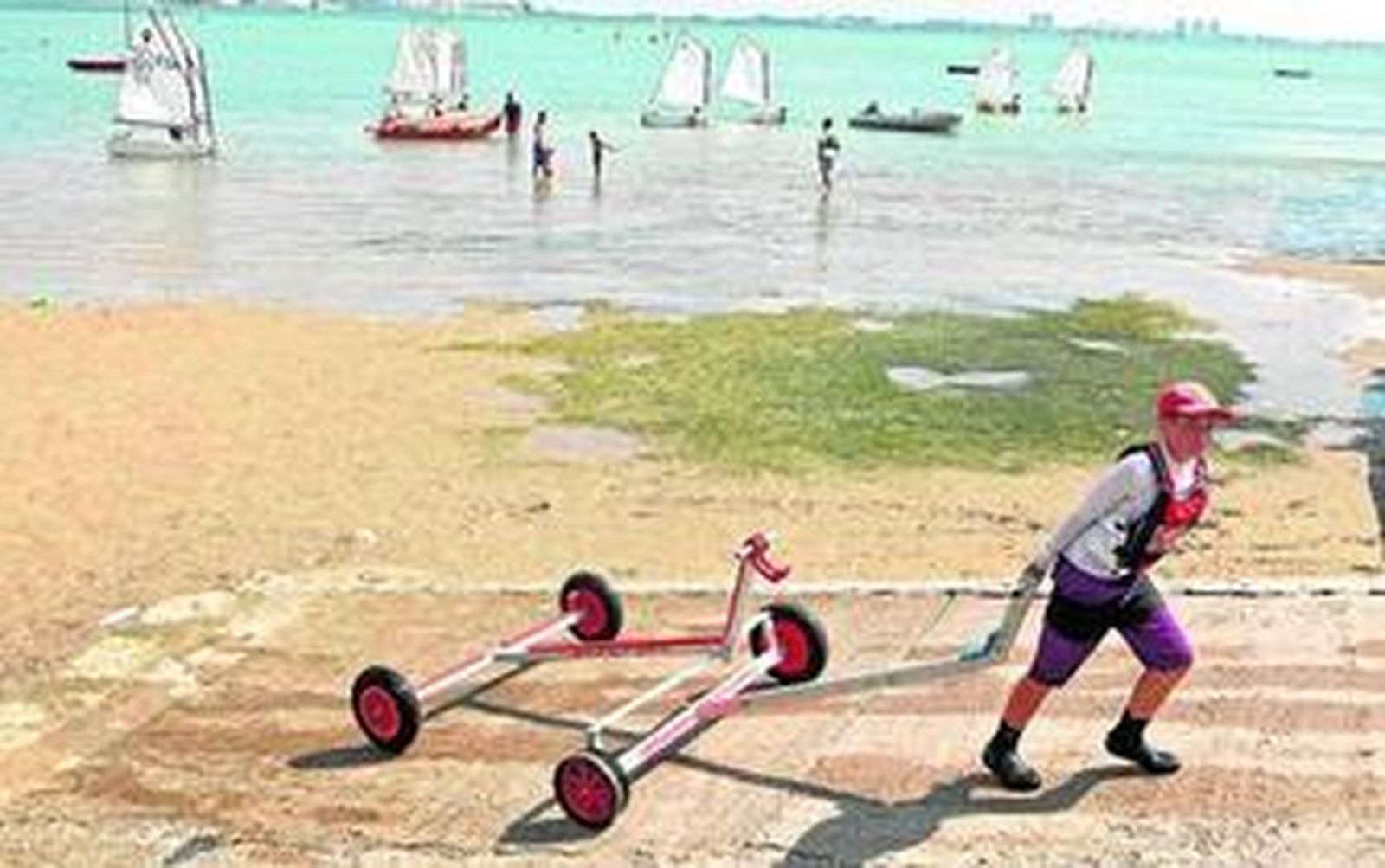 Los deportistas e instalaciones del CN El Trocadero, en pleno funcionamiento durante un día del presente verano.