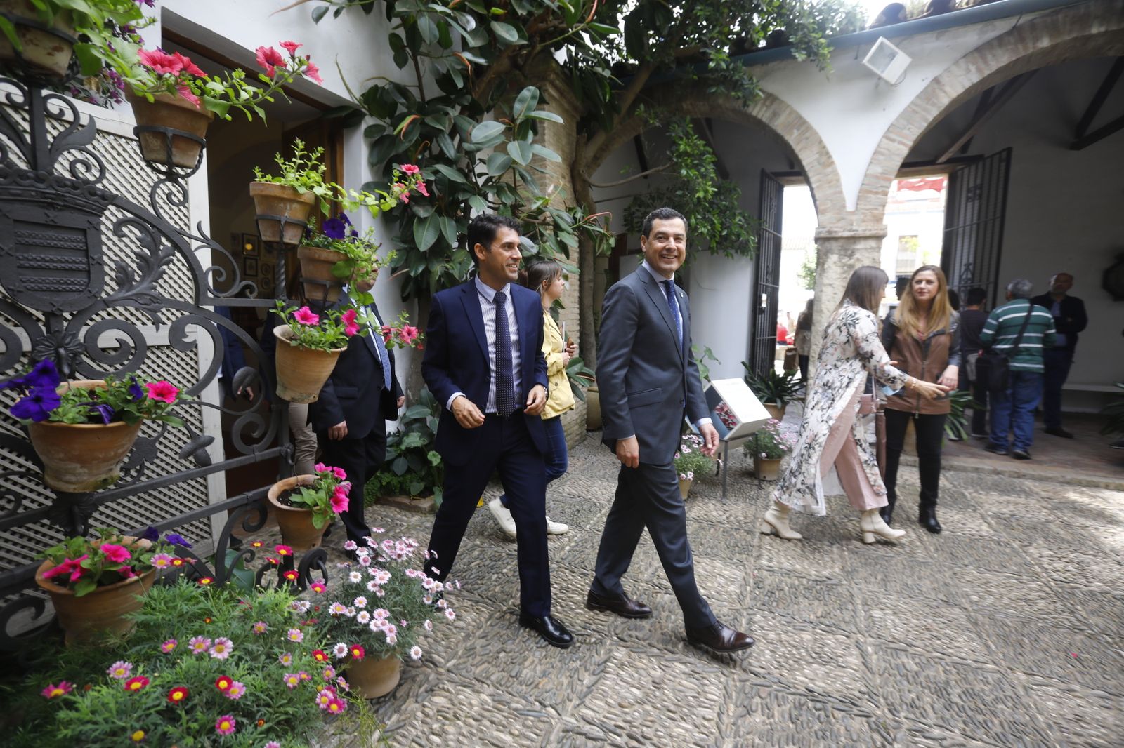 La visita de Juanma Moreno a los Patios de Córdoba, en imágenes.