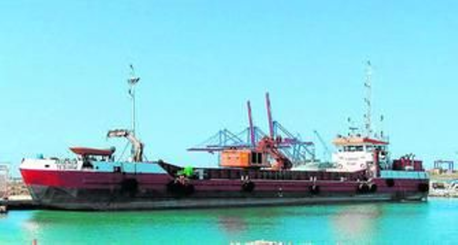 El gánguil 'Ardenza', atracado en lo que eran los muelles del Club Mediterráneo.