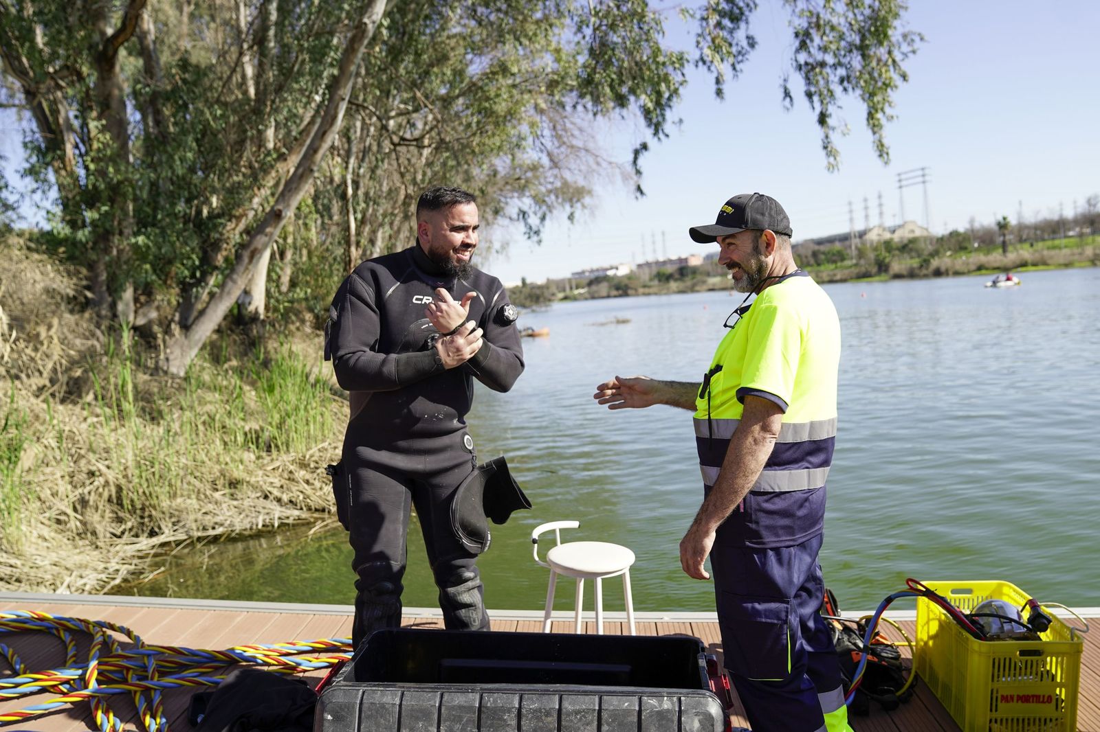 La limpieza solidaria del Guadalquivir en el Centro Náutico del Alamillo, todas las fotos
