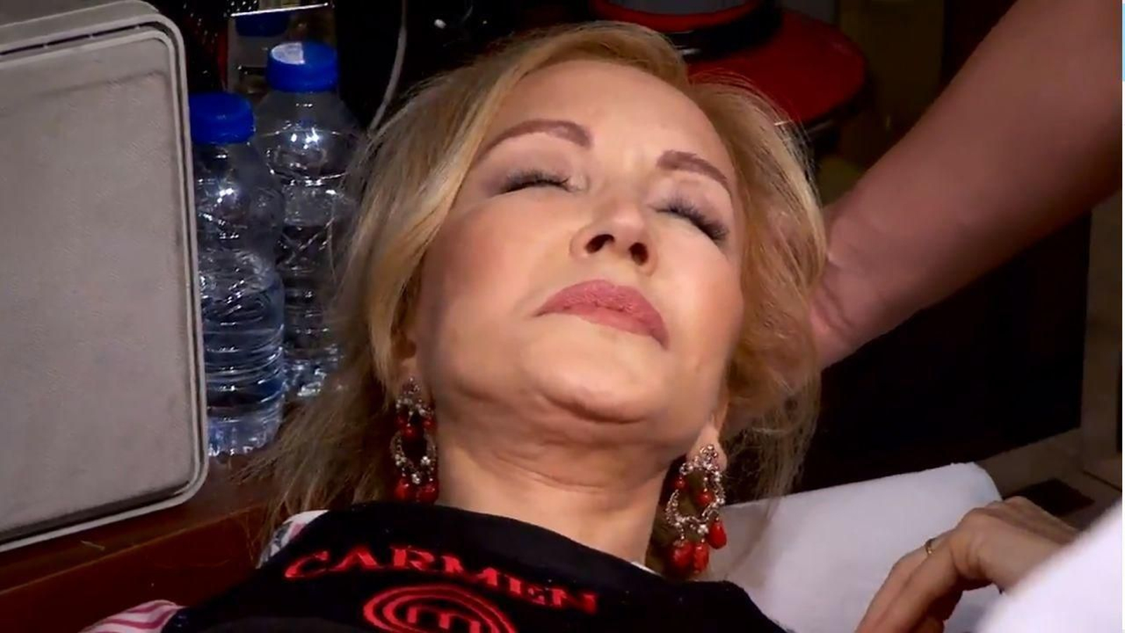 Carmen Lomana desvanecida y atendida por los  compañeros