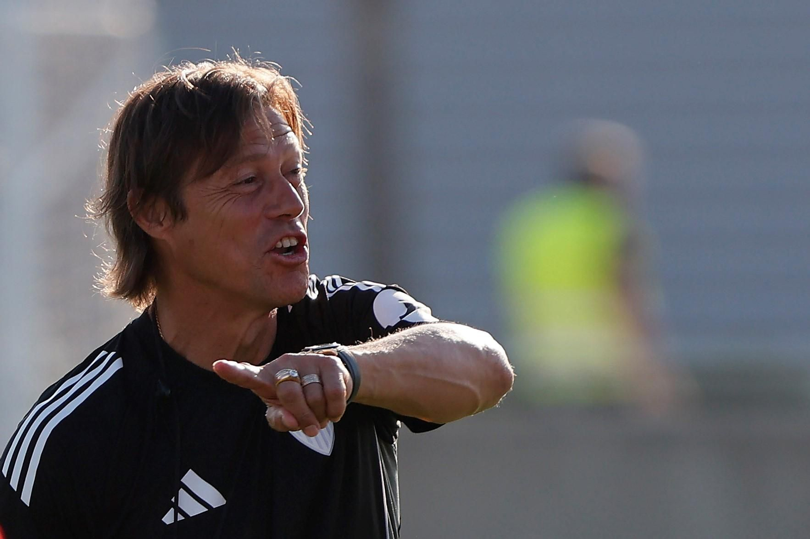 Matías Almeyda hace gestos en un entrenamiento.