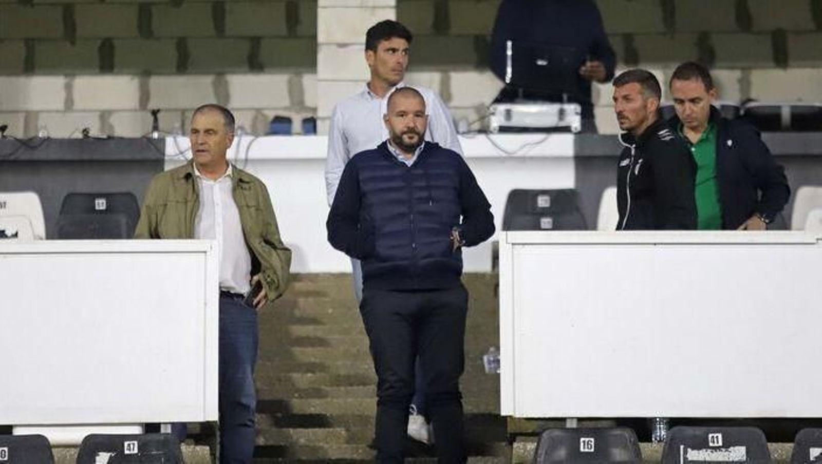 Raffaele Pandalone, en el palco, rodeado de sus hombres de confianza