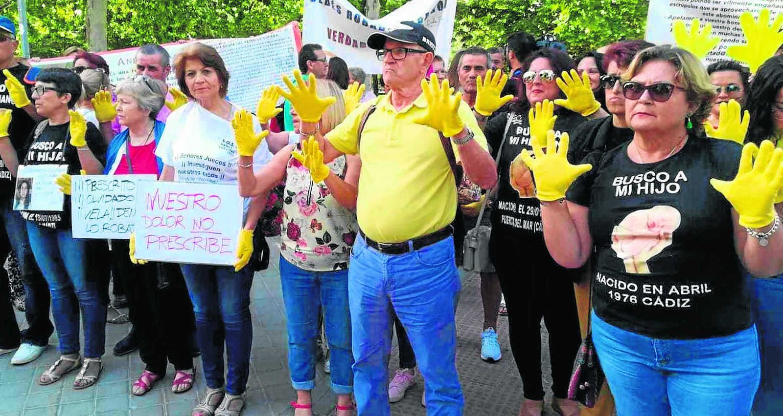 Mujeres de SOS Bebés Robados Cádiz con compañeras y compañeros de toda España protestan y piden justicia ante la Audiencia Provincial de Madrid.