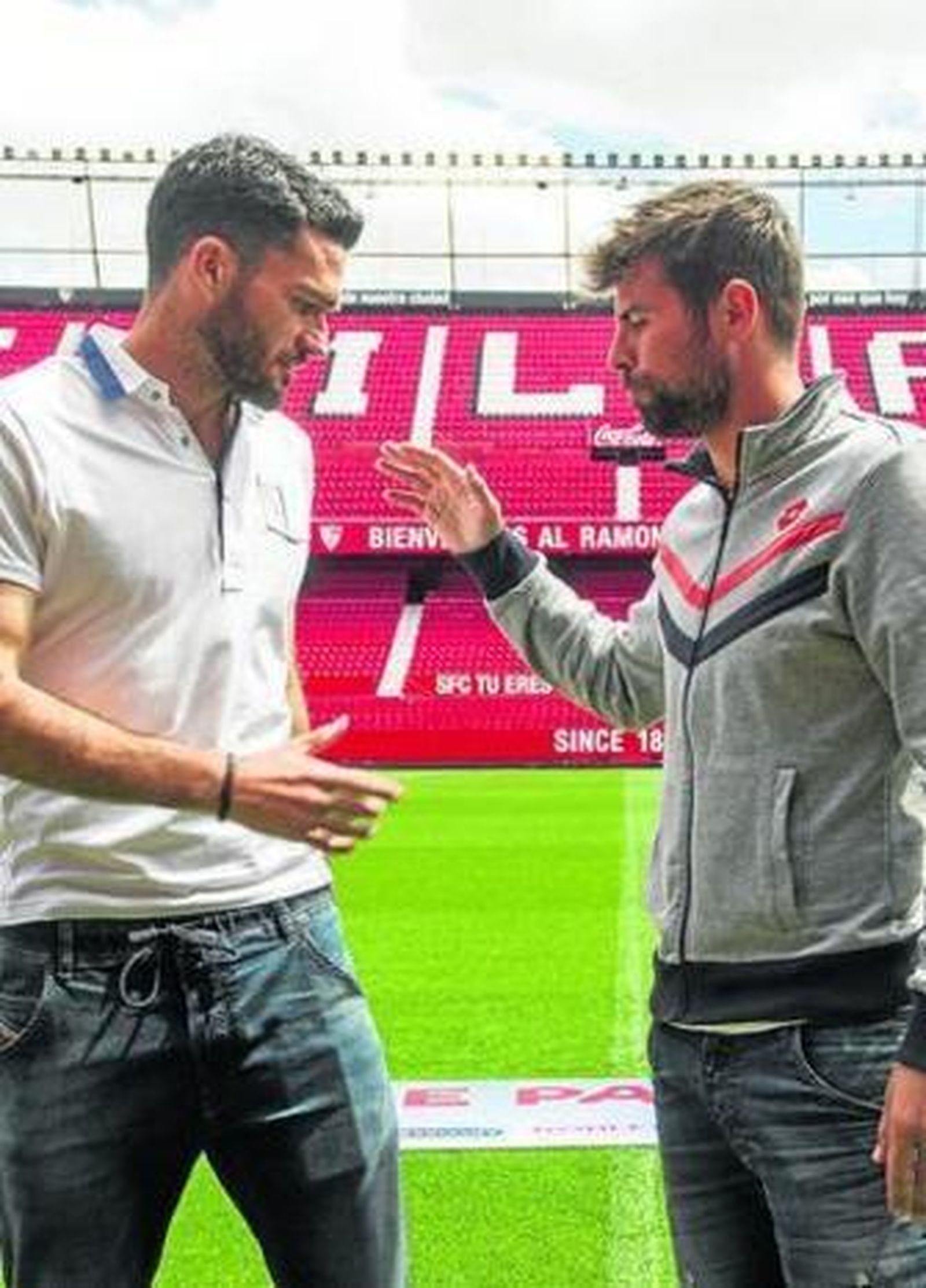 Jorge Molina y Coke se despiden sobre el césped del Sánchez-Pizjuán.