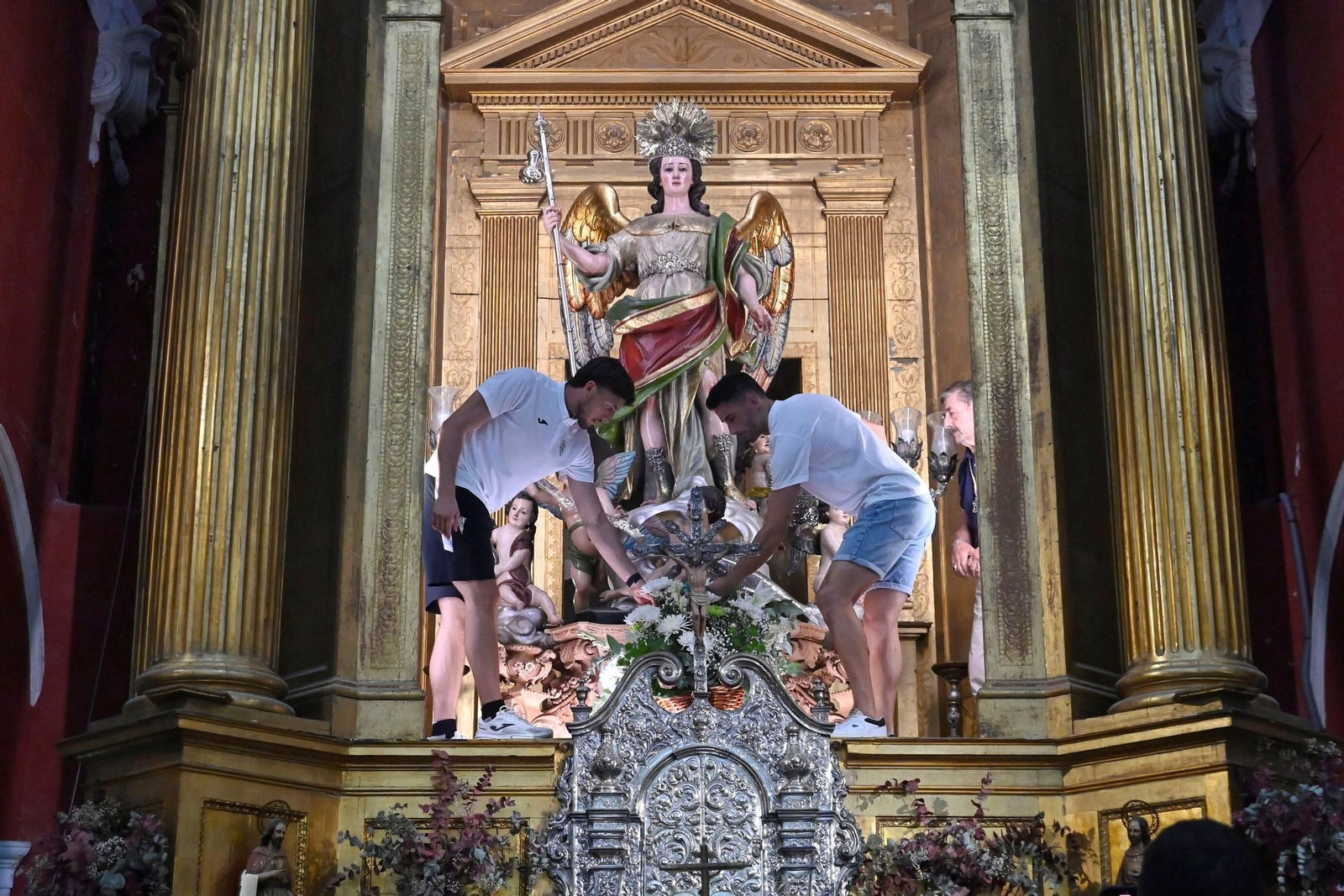 La tradicional ofrenda del Córdoaba CF a San Rafael antes del debut en El Arcángel, en imágenes