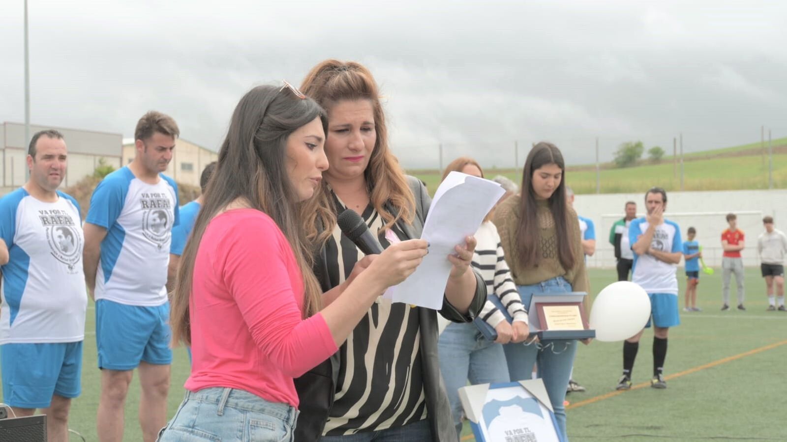 Mari Lucia y Celia leen una carta de agradecimiento a los organizadores.