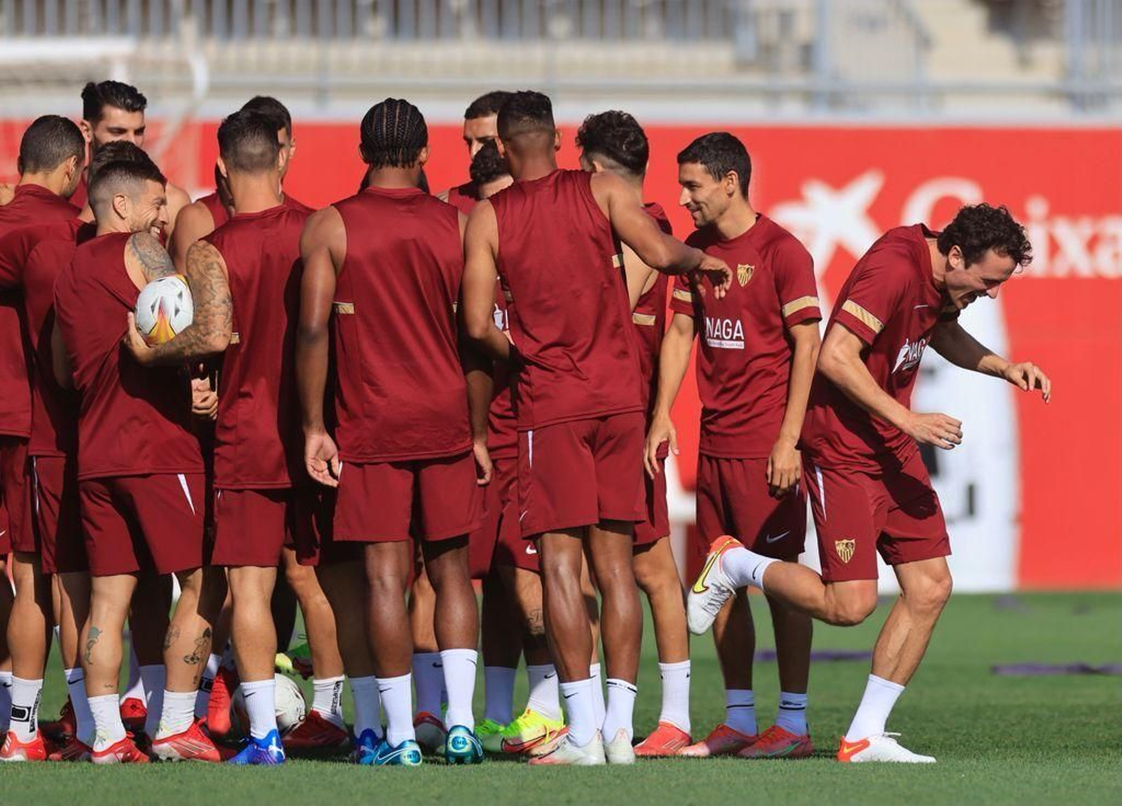 Delaney pasa por el pasillo de sus compañeros este jueves.