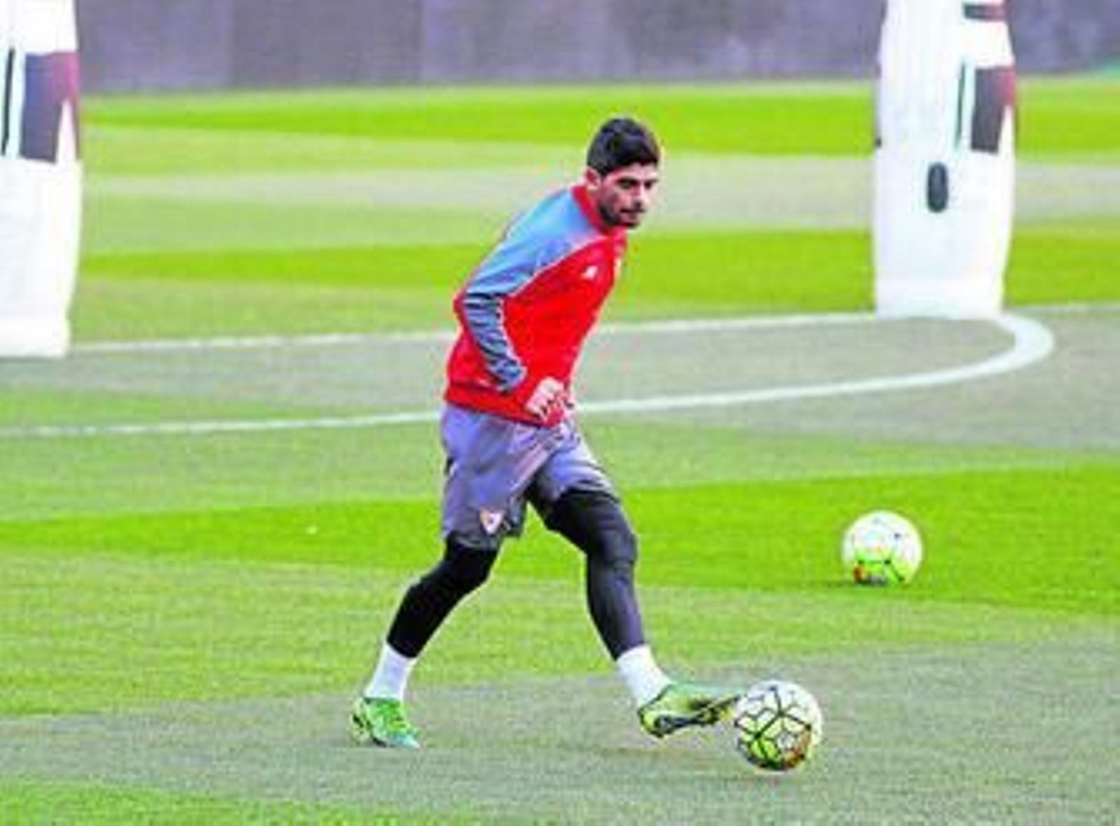 Banega toca el balón con el interior de su pie izquierdo.