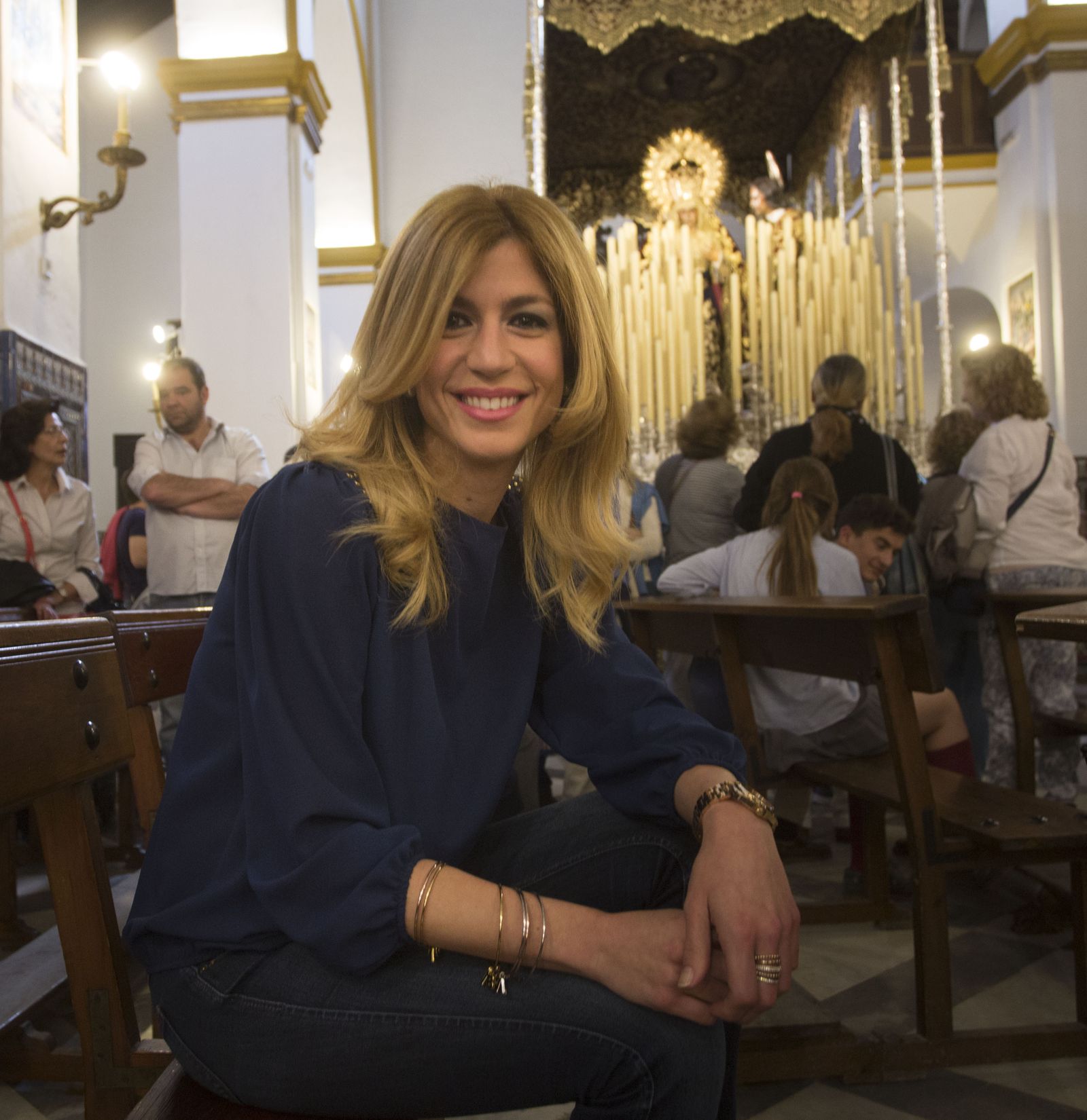 La periodista Reyes Prados delante del paso de la Virgen de la Amargura.