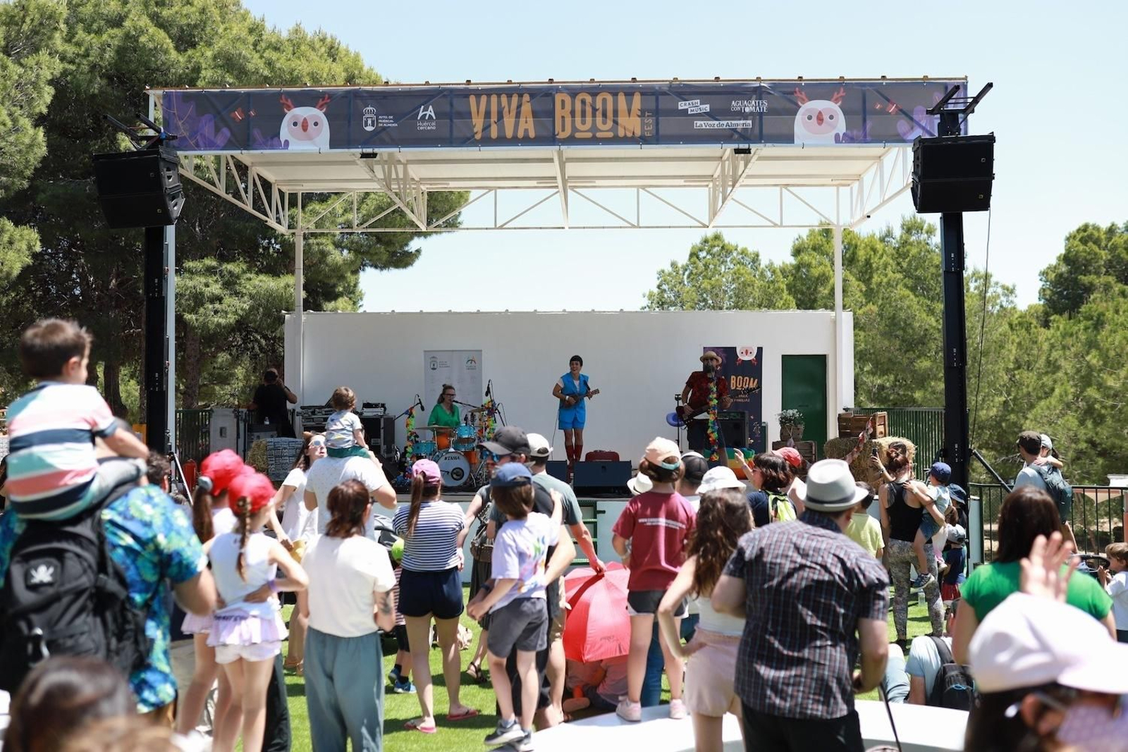 Fiesta y mucho juego en familia en el primer día de Viva Boom Fest en Huércal de Almería