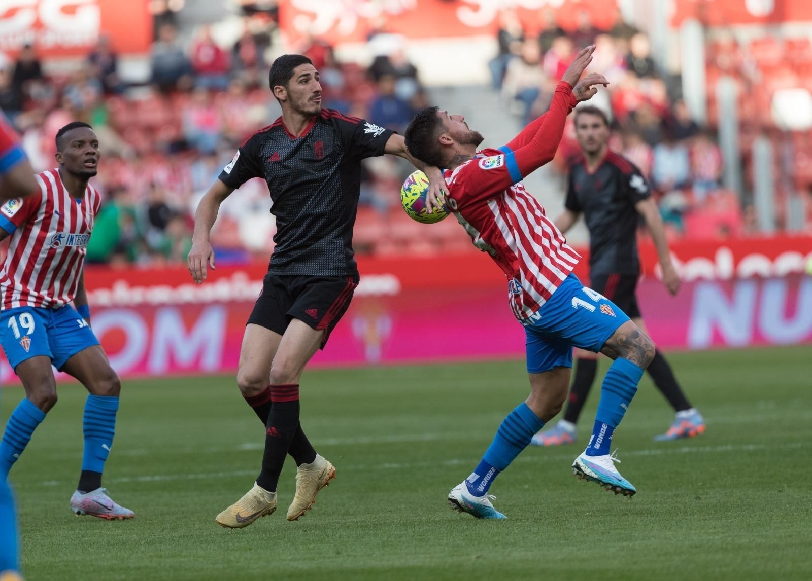 Bodiger pugna por el balón con un jugador del Sporting