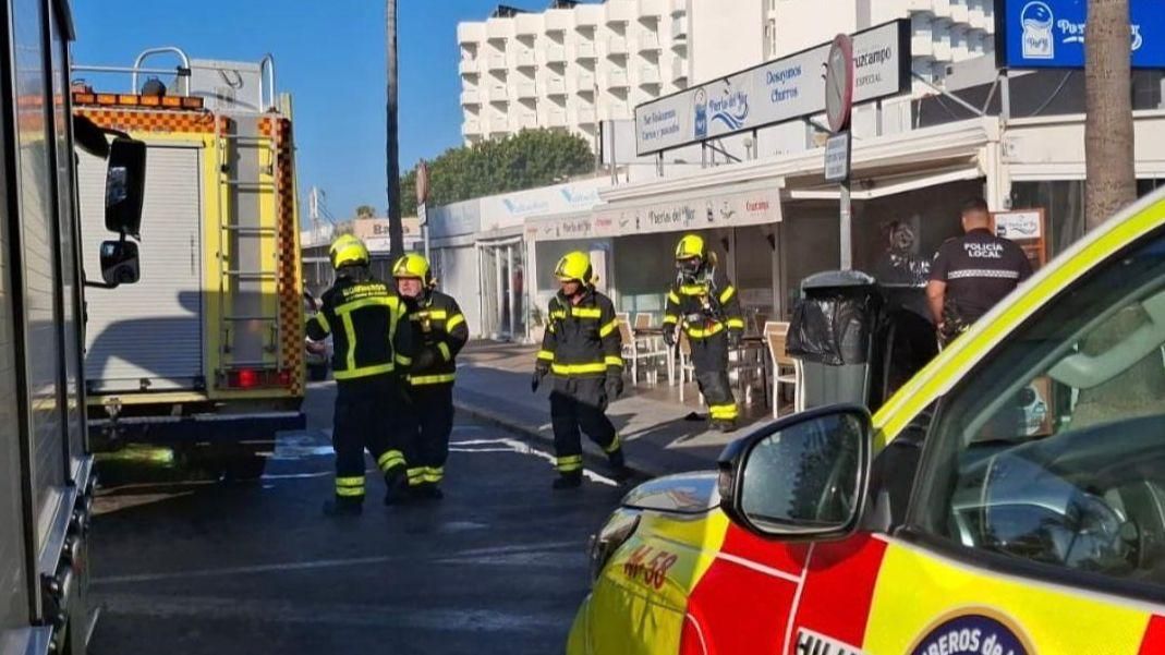 Atendido un varón  por inhalar humo tras un incendio en un bar de Valdelagrana