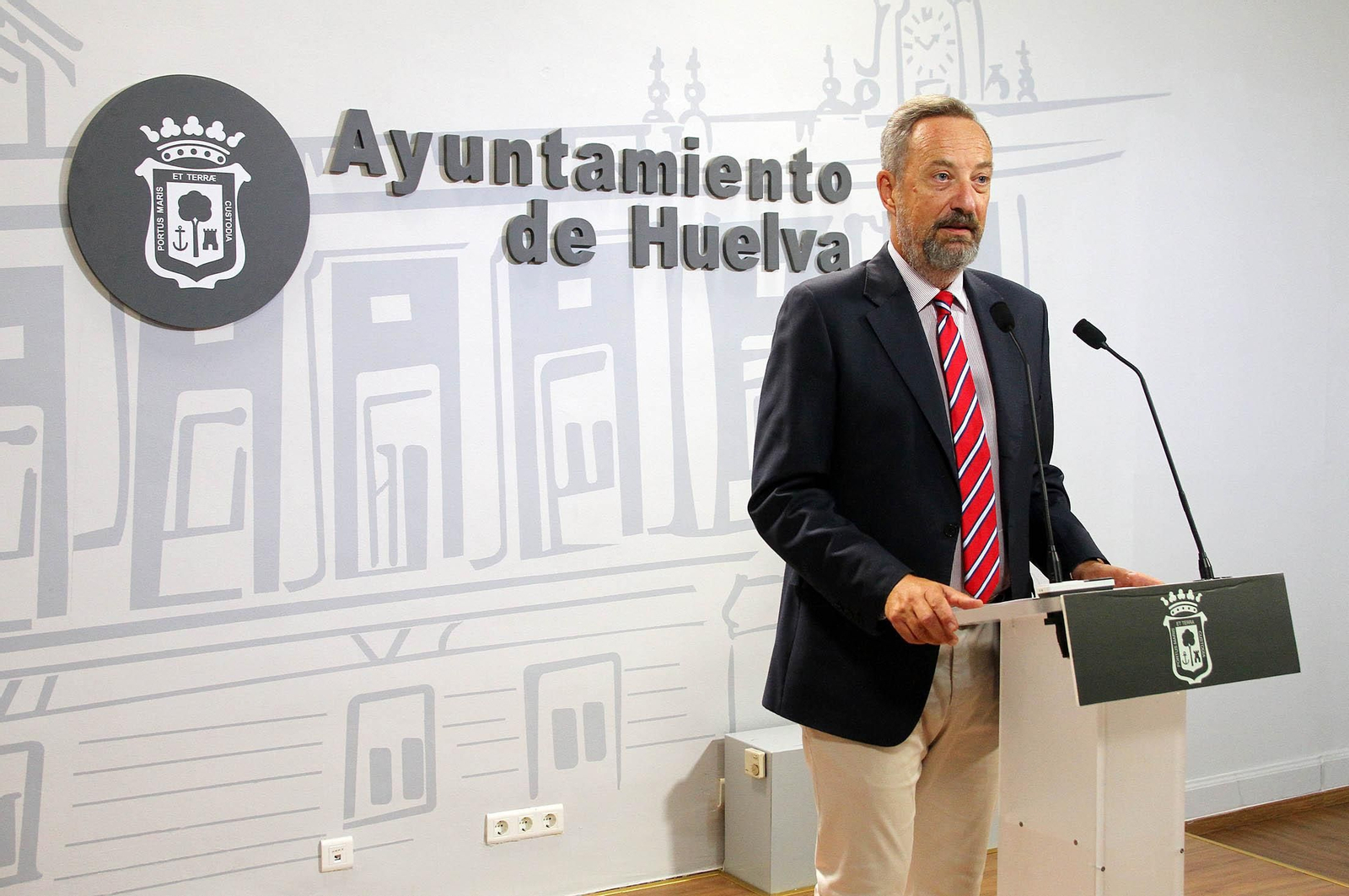 Manuel Gómez, ayer, en la sala de prensa del Ayuntamiento de Huelva.