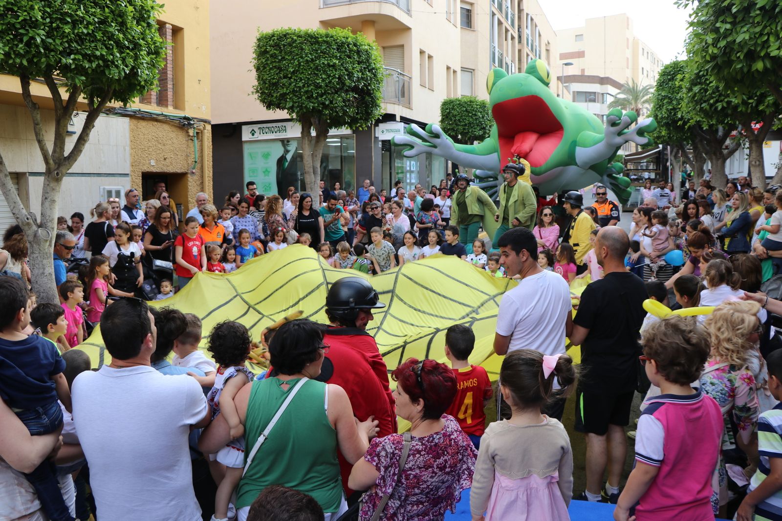 Pasacalles y la música de OBK para una noche blanca