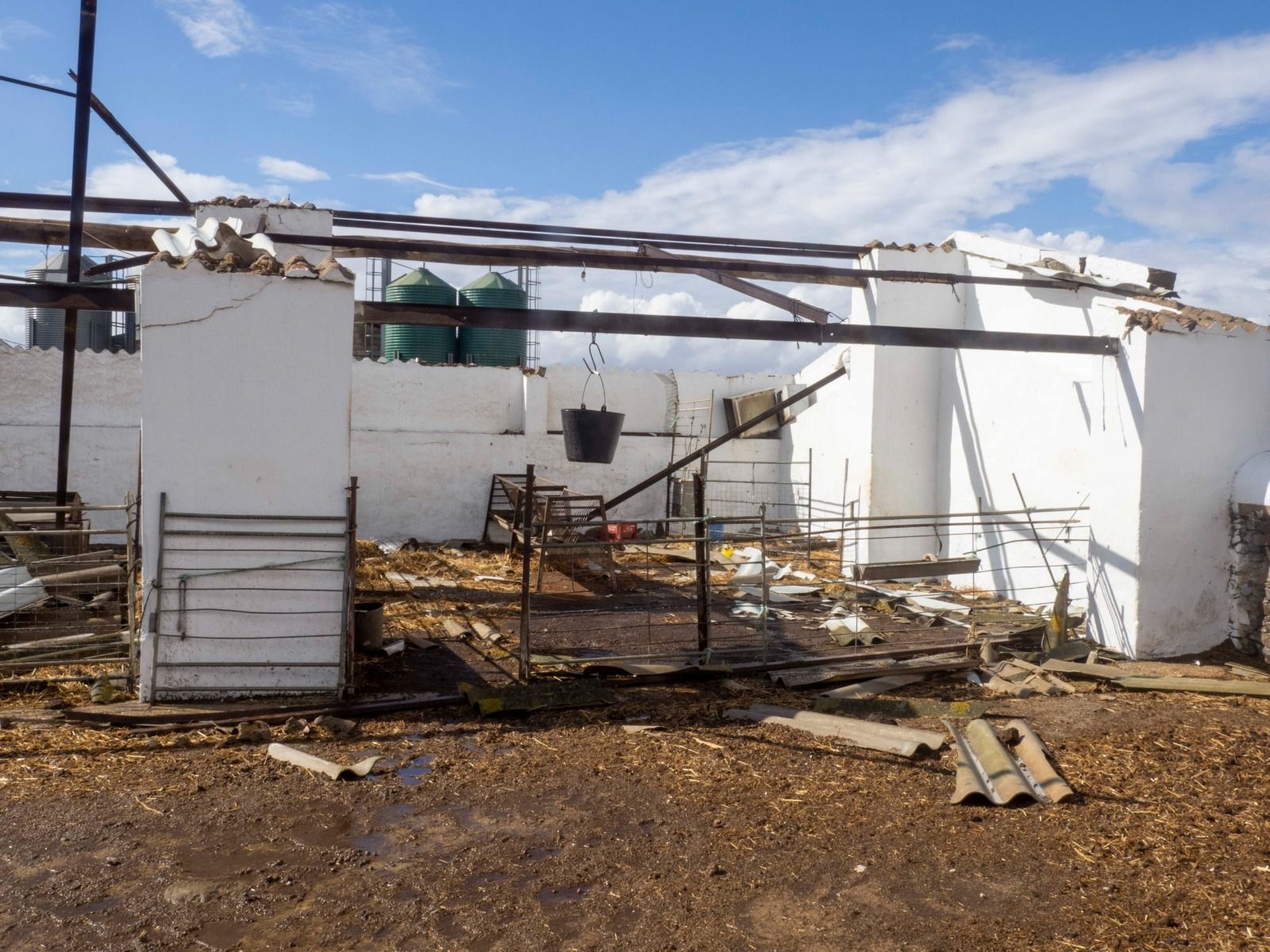 Imágenes de los destrozos provocados por un tornado en Villanueva de los Castillejos