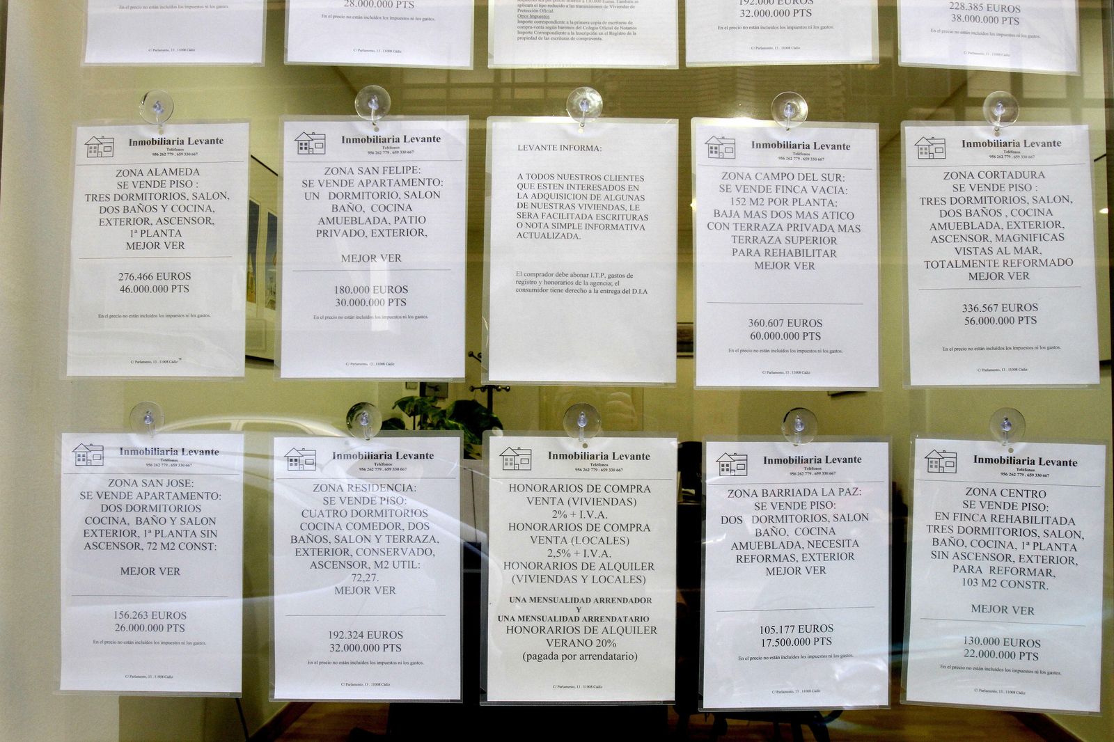 Escaparate de un inmobiliaria en Cádiz