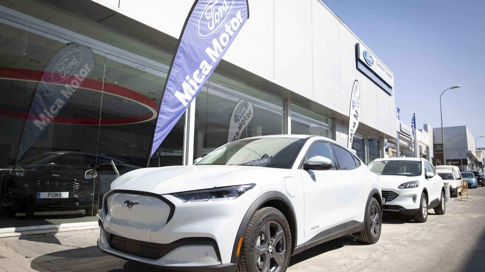 El Ford Mustang Mach-E se encuentra disponible en stock.