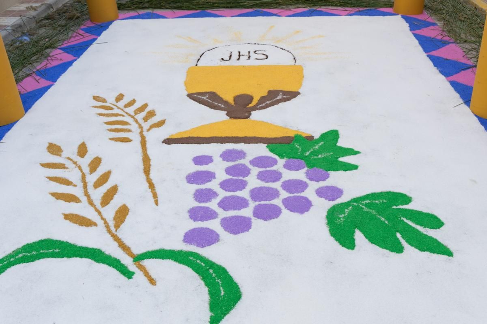 Los vecinos de Villardompardo exponen las obras de su Corpus un año más, en imágenes