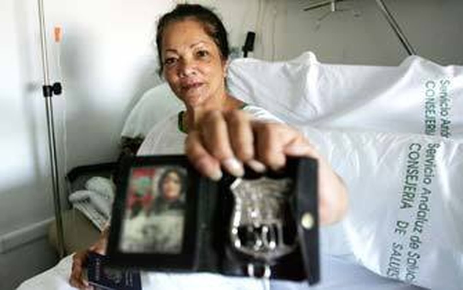 Rose Marie Turner, ayer, en el hospital de Jerez, mostrando su antigua placa de policía de Nueva York./Pascual