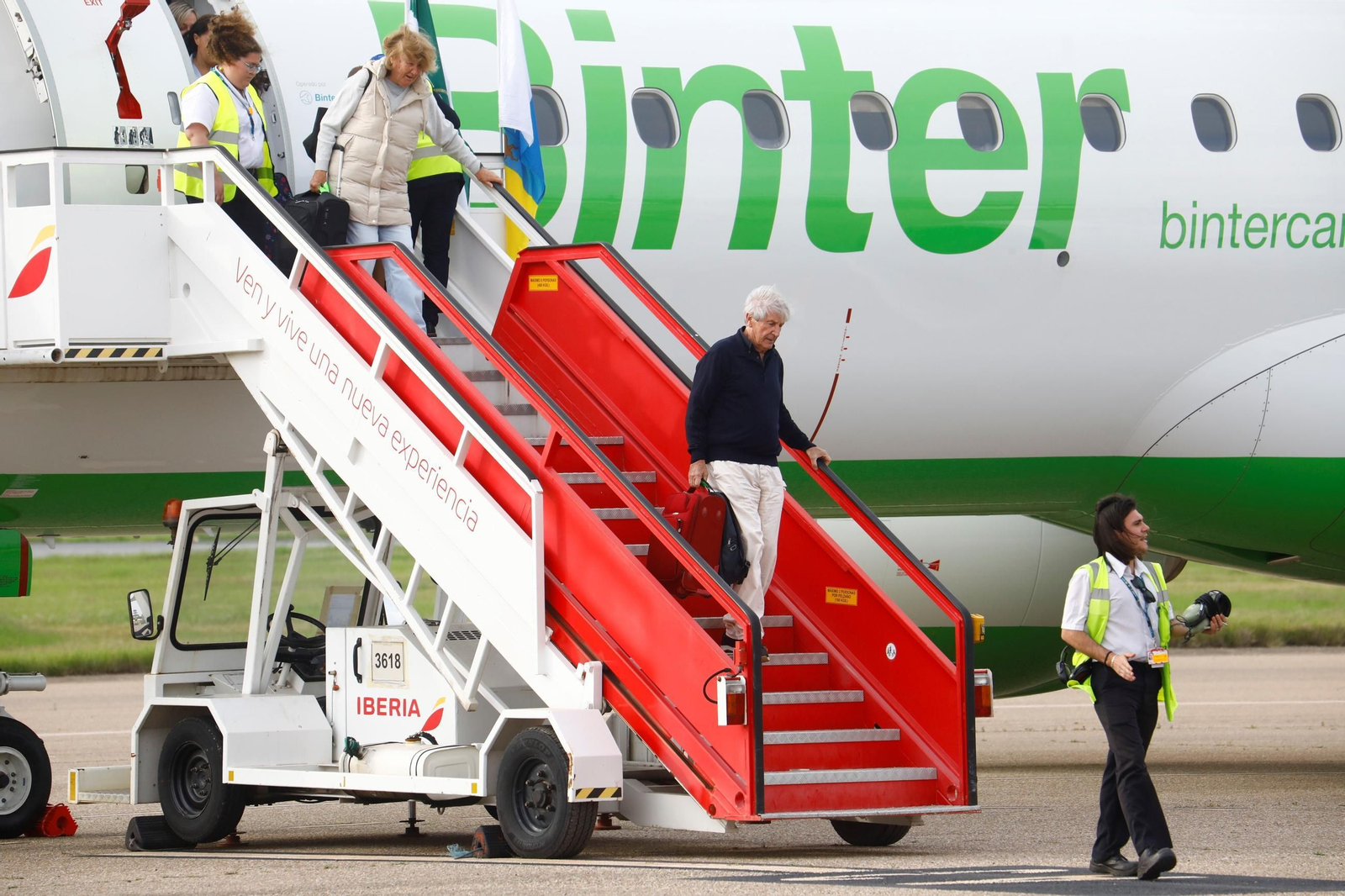 El aeropuerto de Córdoba recibe el primer vuelo de Binter desde Canarias, en imágenes