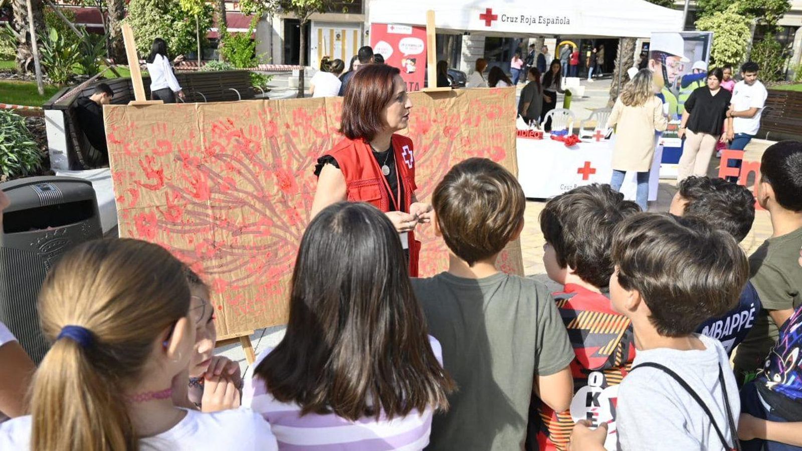 Niños asistiendo a uno de los talleres por el Día de la Banderita.
