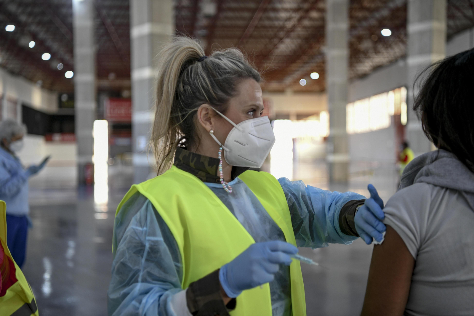 Fotos de la segunda jornada de vacunación masiva en Granada