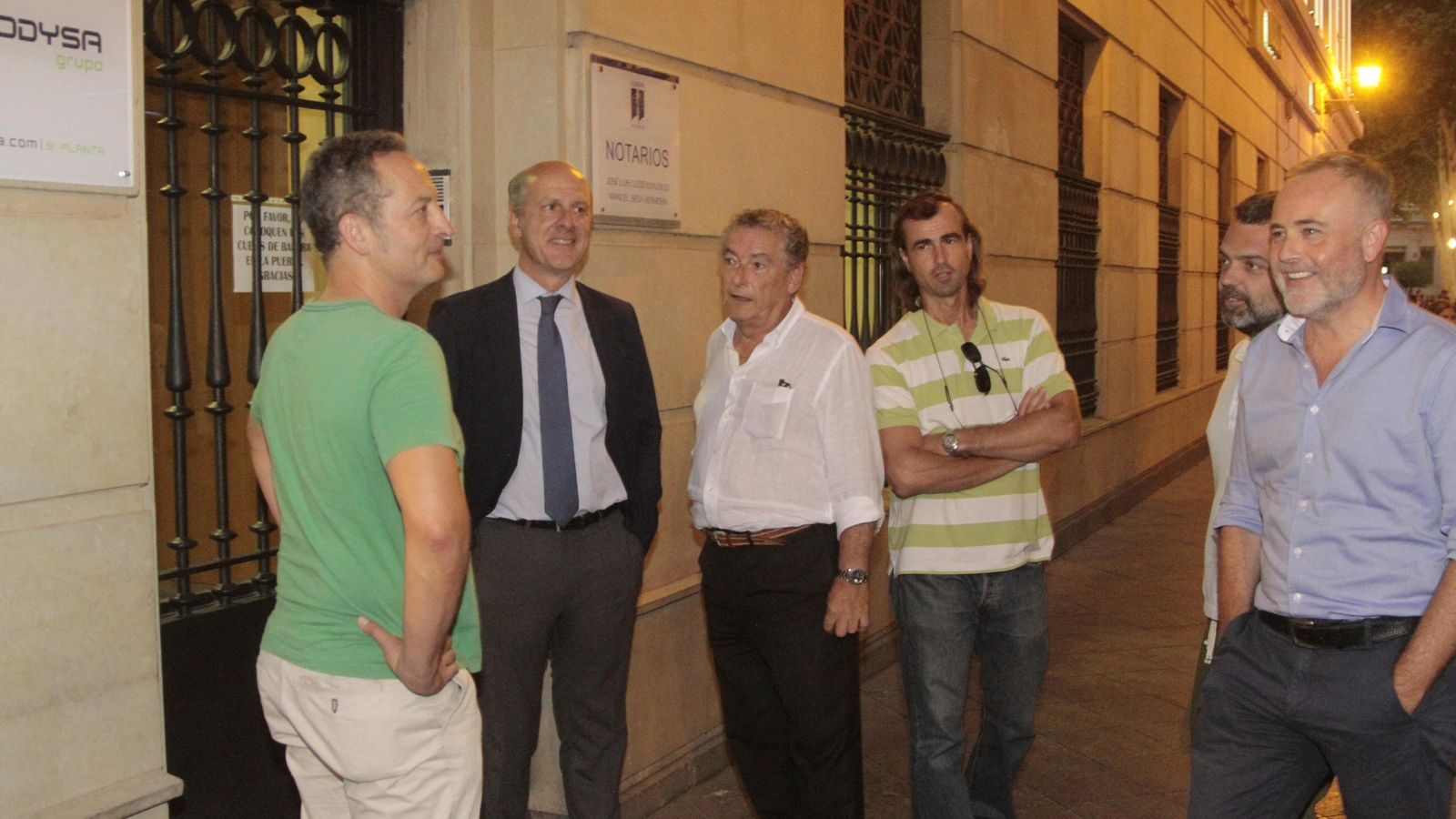 Miguel Cuéllar, acompañado de otros de los firmantes de la demanda en el Mercantil, anoche a las puertas del despacho notarial.