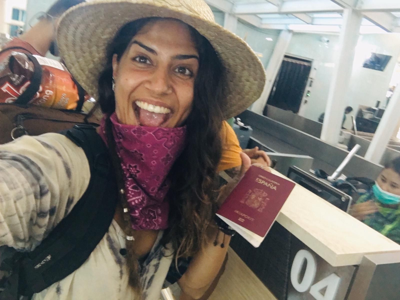 Sandra Crespo muestra su alegría ya en el aeropuerto de París, desde donde regresó a España.