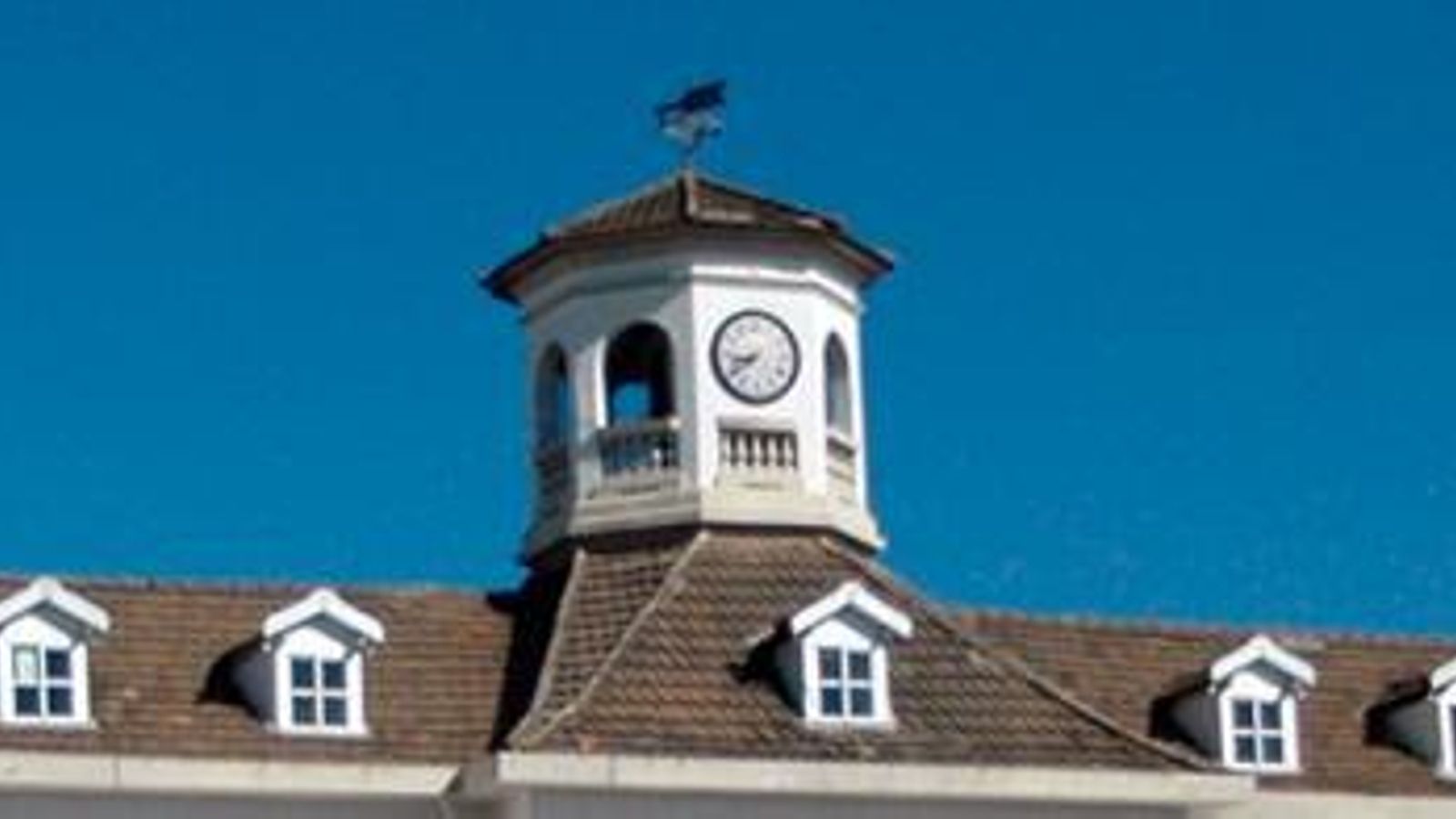 El reloj de Peñarroya-Pueblonuevo, en su ubicación original. El reloj de Peñarroya-Pueblonuevo, en su ubicación original.