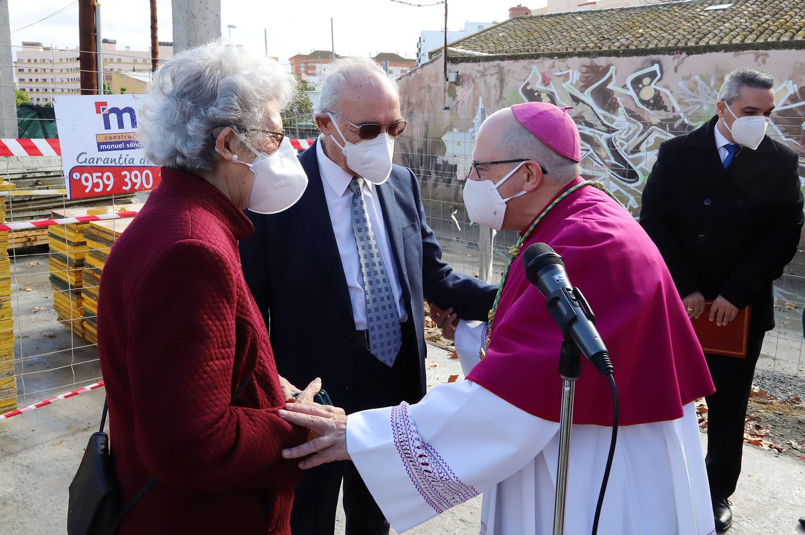 El Obispo de Huelva, Santiago Gómez, coloca la primera piedra de la nueva parroquia de Cristo Sacerdote, en imágenes