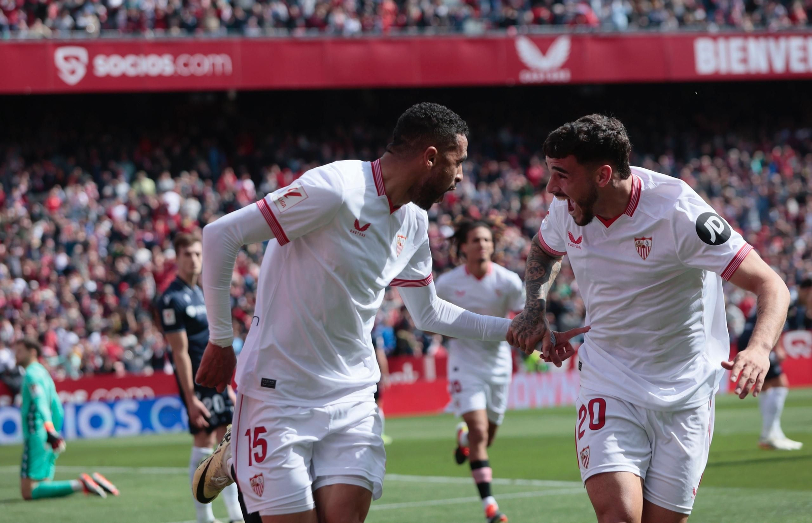 En-Nesyri e Isaac celebran con una mirada cómplice el primer gol del marroquí.