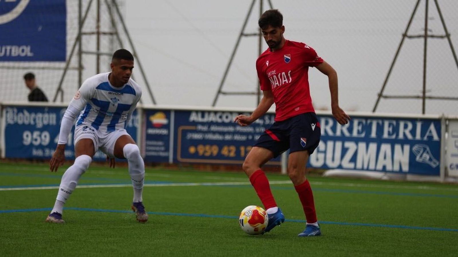 John Castillo, atento a un jugador del Dos Hermanas.