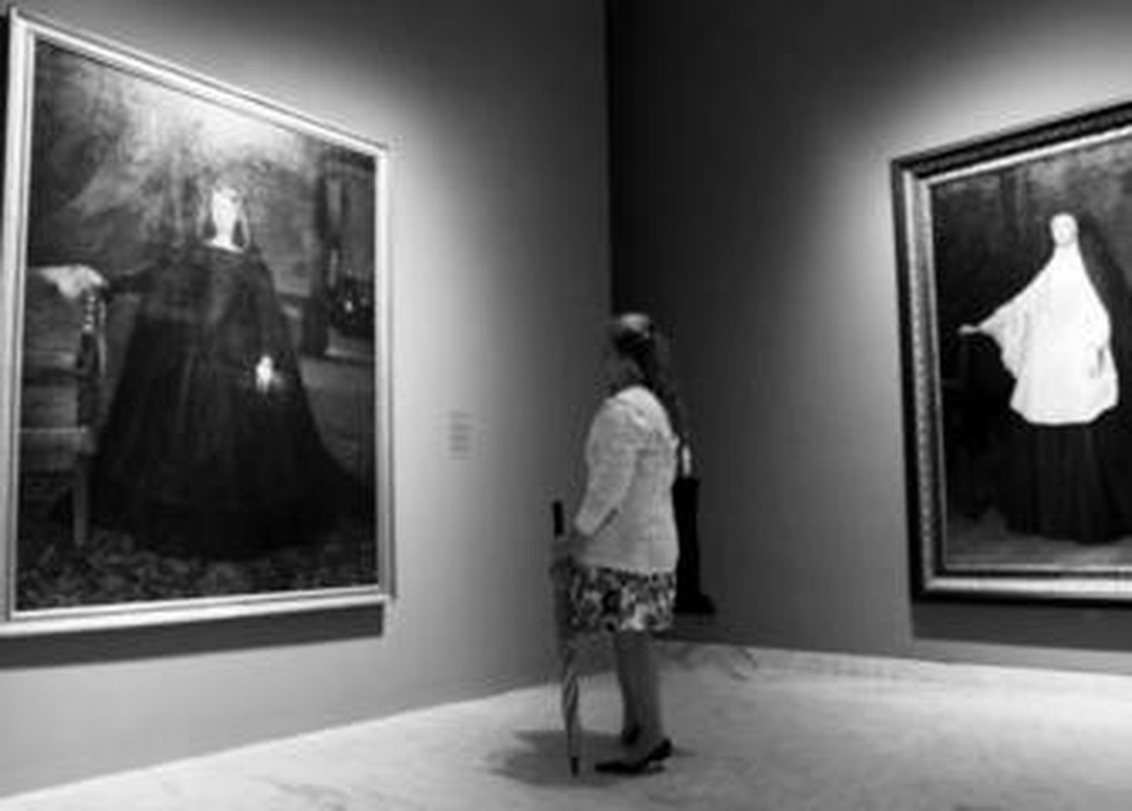 Una visitante contempla las obras expuestas.