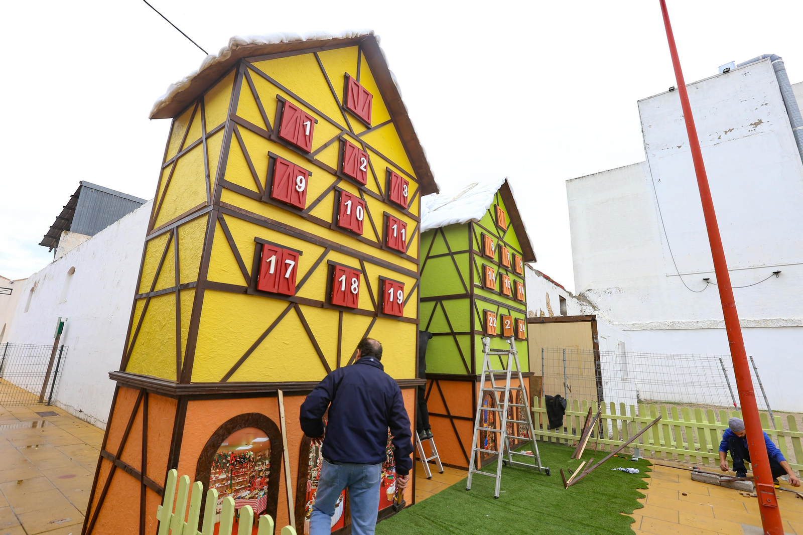 Últimos preparativos que se llevan a cabo en el Calendario de Adviento instalado en la Plaza de las Bodegas.