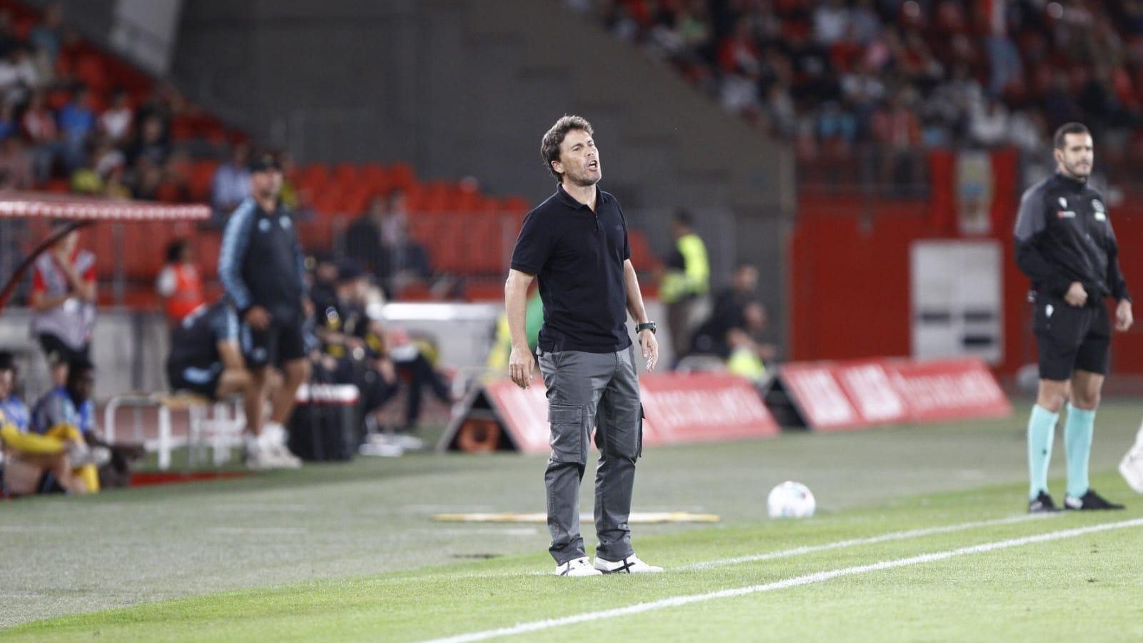 Rubi da indicaciones desde la banda a sus futbolistas durante el encuentro frente a los albinegros.