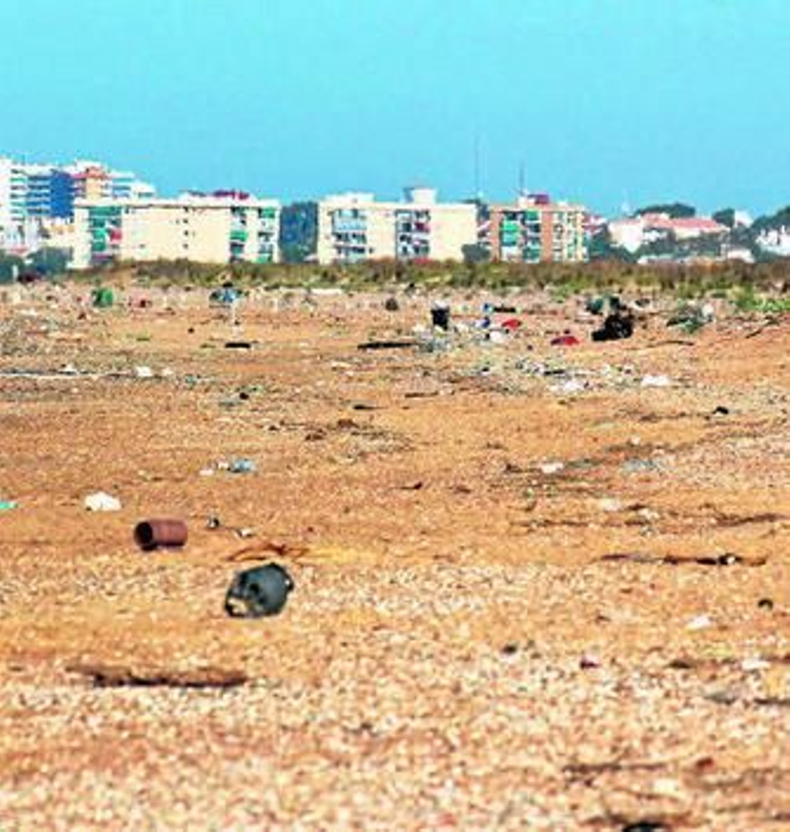 Imagen de suciedad y restos de basura en el Espigón.