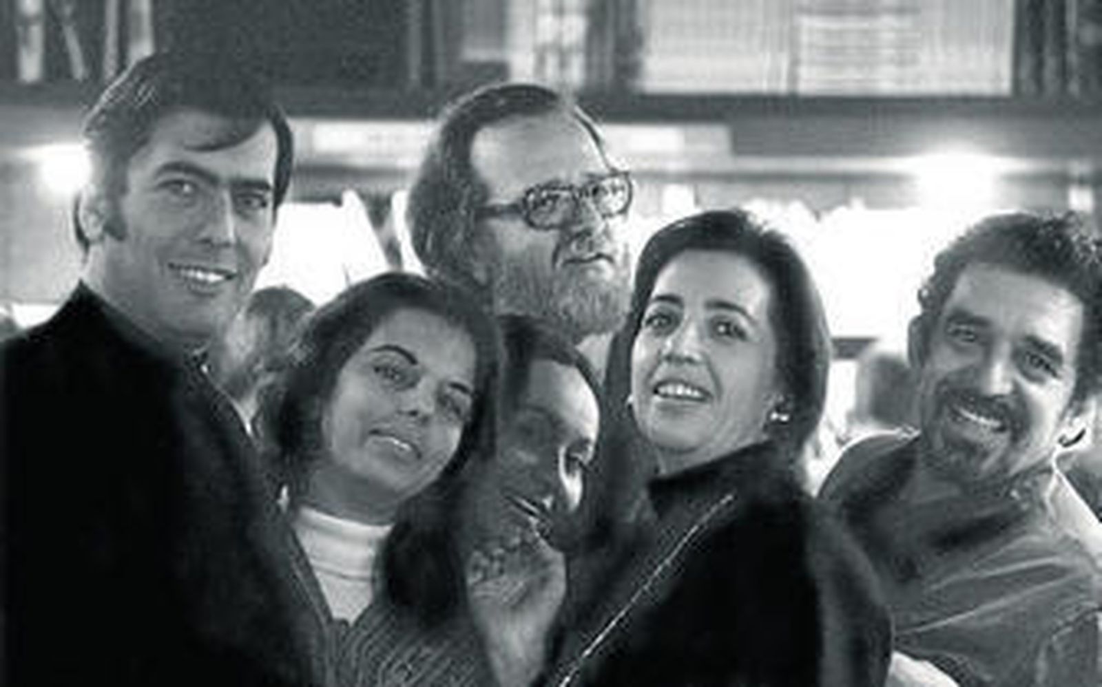 1. Vargas Llosa, José Donoso y García Márquez, acompañados por sus mujeres en la Barcelona de los 70. 2. Juan Gelman, "compatriota [de Cortázar] en el sentido más hondo, allí donde la noción de patria quiere decir tanto más que una pertenencia geográfica". 3. Francisco Brines, el otro gran poeta superviviente, junto a Caballero Bonald, de la generación del medio siglo. 4. Roberto Arlt, calificado de genio por Onetti y de visionario por narradores como Ricardo Piglia o César Aira.