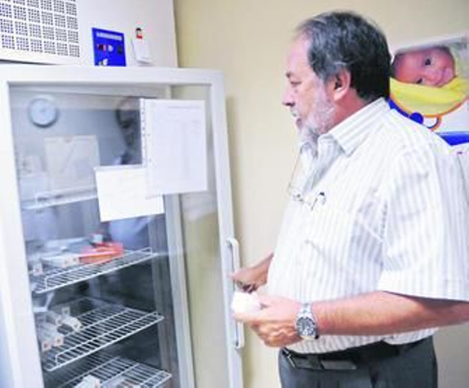 El doctor Alfonso Carmona, muestra dónde se conservan las vacunas del ensayo.