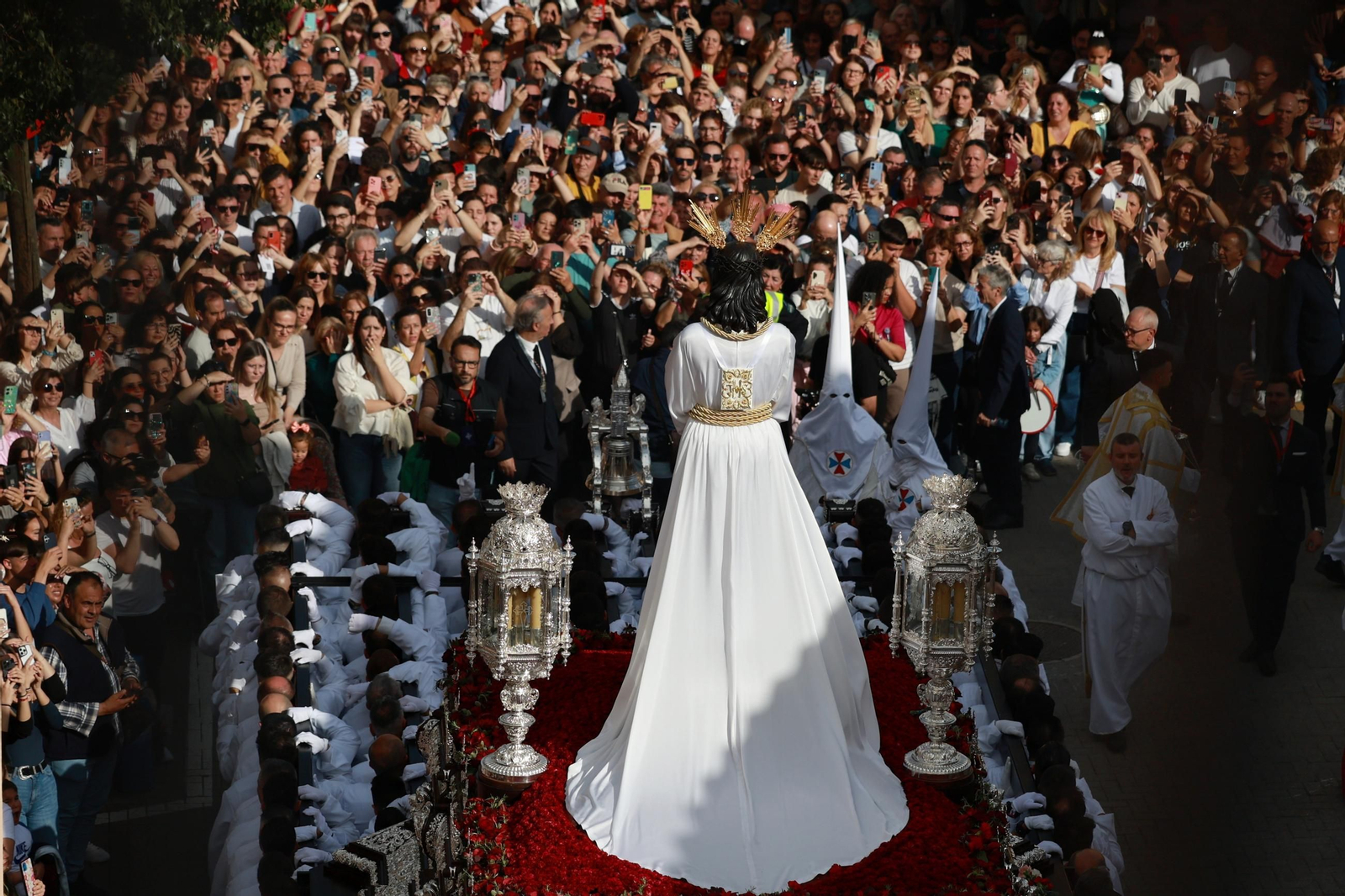 El Cautivo, en su procesión del Lunes Santo en Málaga, en fotos