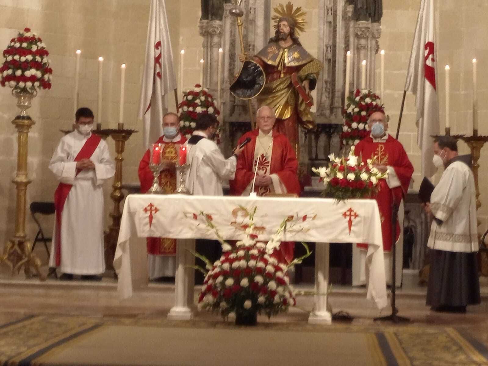 Carlos Amigo Vallejo, presidiendo la pontifical de ayer en Santiago.