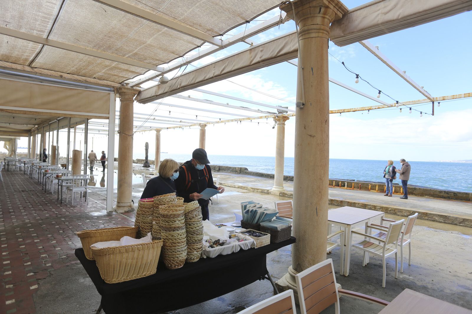 Las fotos de los trabajos en los paseos marítimos y chiringuitos de Málaga para paliar los efectos del temporal