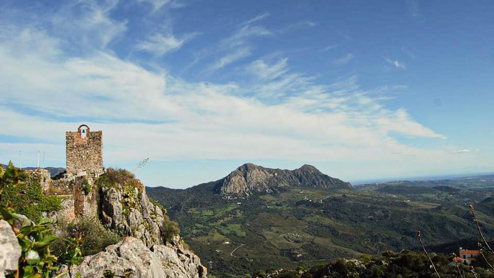 Vista de parte del castillo de Las águilas en Gaucín, provincia de Málaga.
