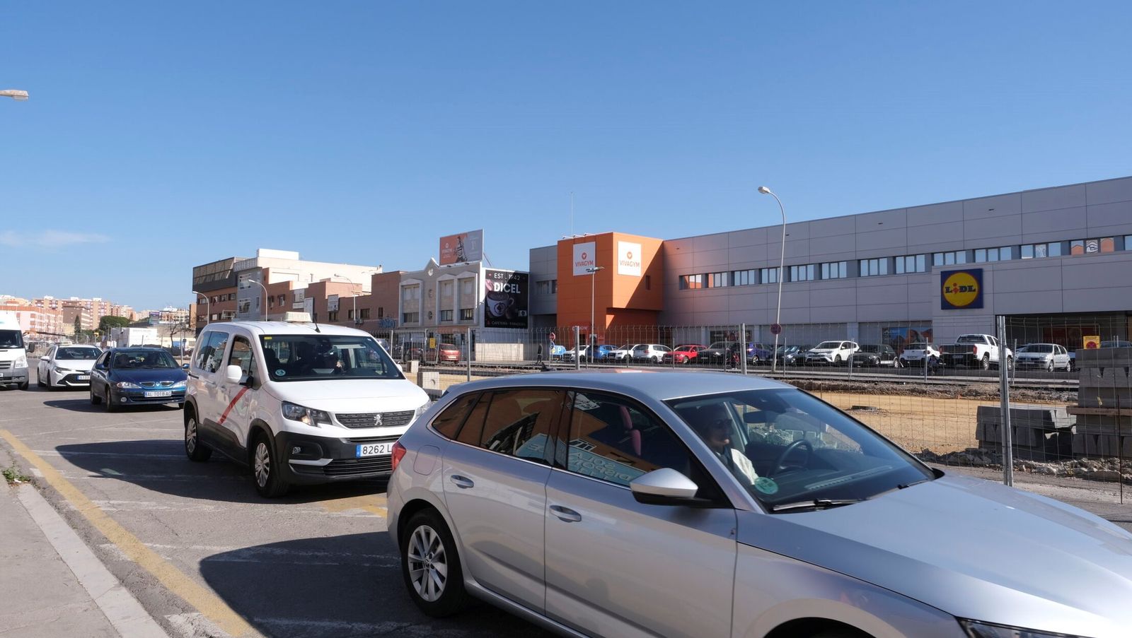 Vehículos en la zona afectada por las obras del soterramiento.