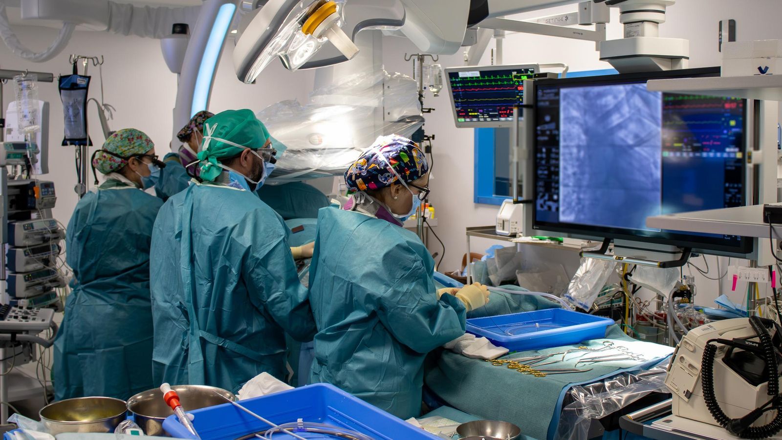 Intervención quirúrgica en un quirófano híbrido del hospital granadino